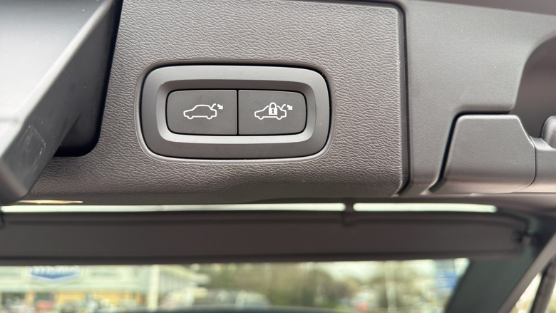 Volvo XC60 2.0 T8 [455] RC PHEV Ultimate Dark 5dr AWD Gtron Estate